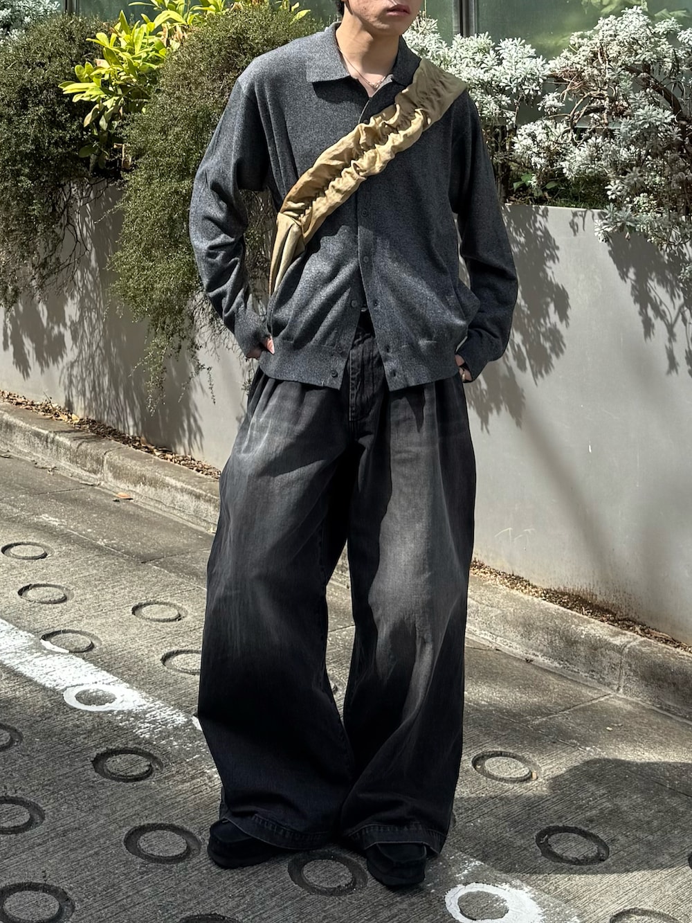 グレー系のシャツ/ブラウス、ブラック系のデニムパンツ、ベージュ系のショルダーバッグを着用したメンズの秋コーディネートの3枚目の写真