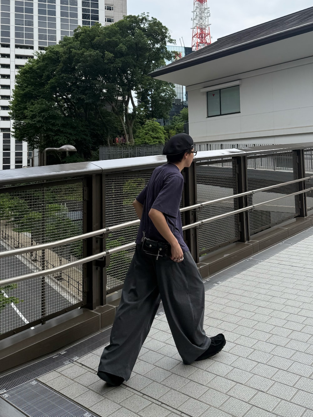 ブルー系のTシャツ/カットソー、グレー系のスラックス、ブラック系のその他シューズを着用したメンズの夏コーディネートの3枚目の写真