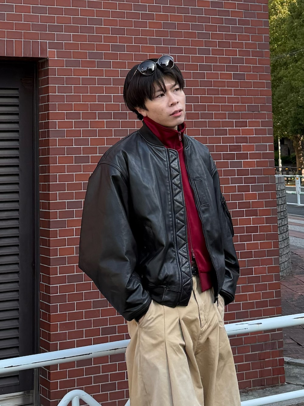 レッド系のその他トップス、ブラウン系のMA-1、ベージュ系のチノパンツを着用したメンズの冬コーディネートの3枚目の写真