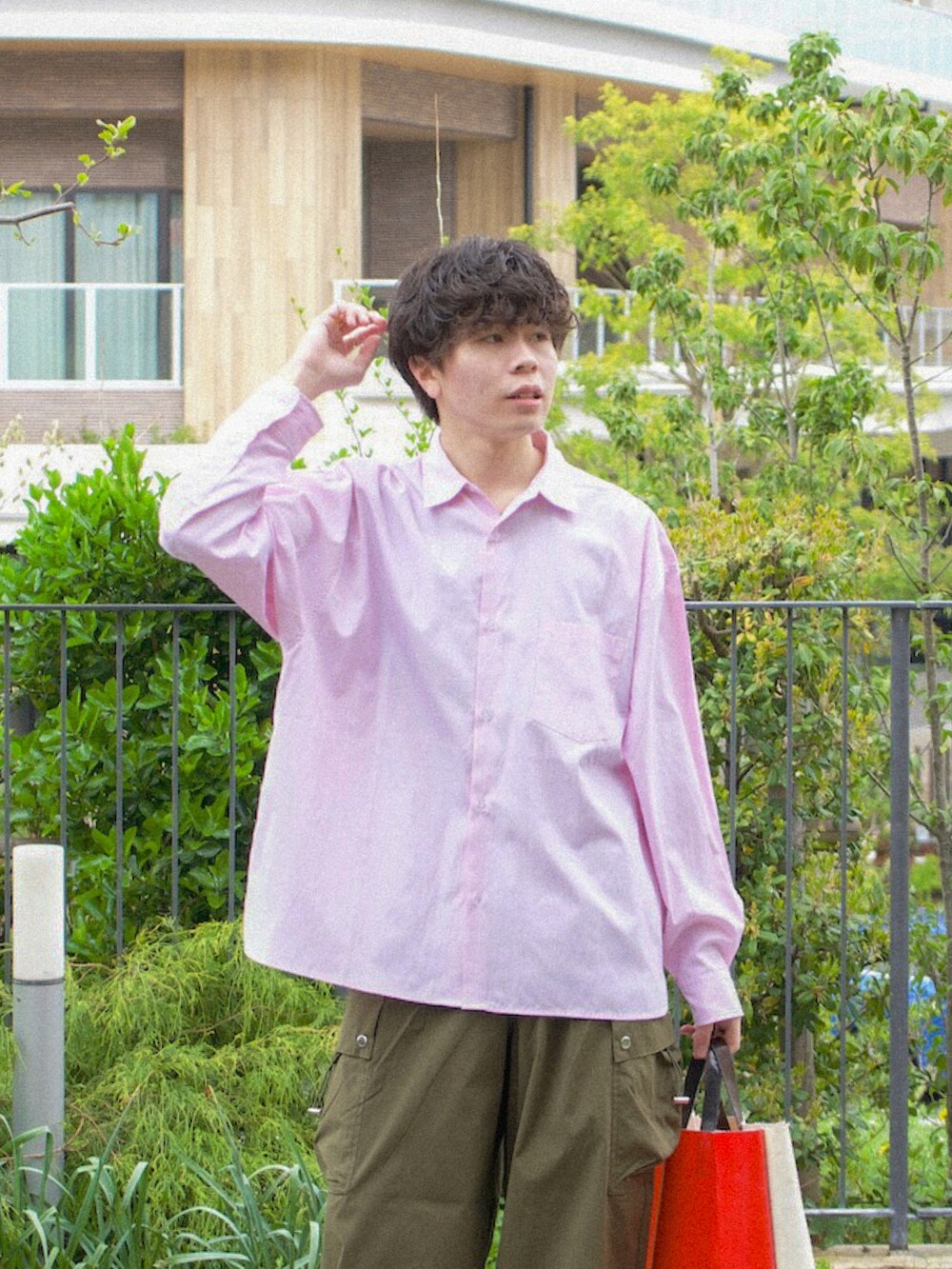 ピンク系のシャツ/ブラウス、グリーン系のカーゴパンツ、ホワイト系のトートバッグを着用したメンズの春コーディネートの4枚目の写真