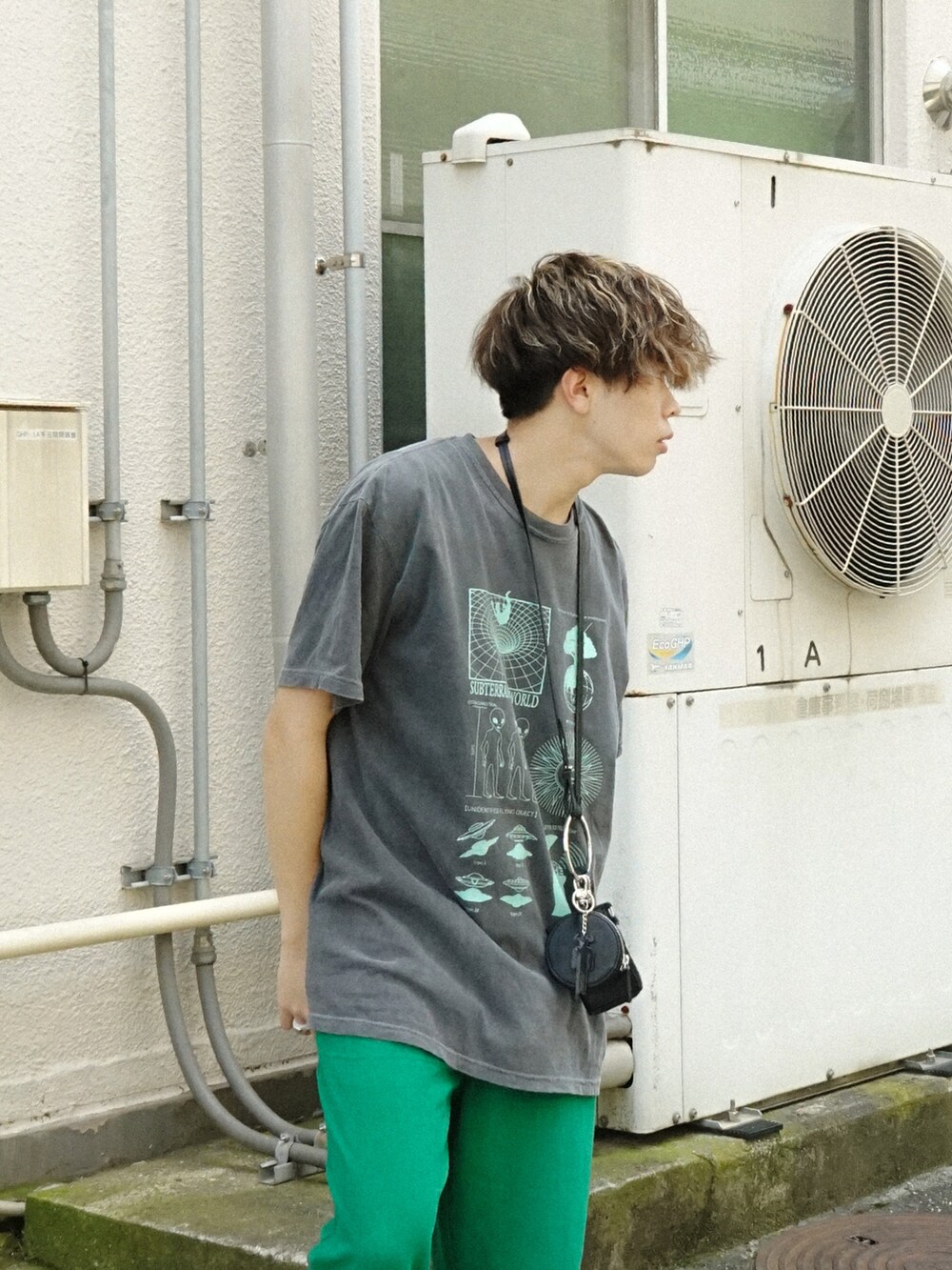 グレー系のTシャツ/カットソー、グリーン系のその他パンツ、ブラック系のショルダーバッグを着用したメンズの夏コーディネートの4枚目の写真