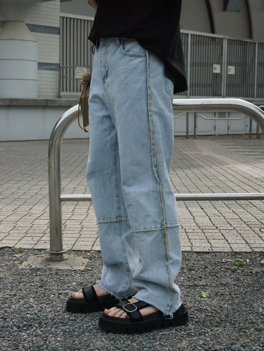 ブラック系のTシャツ/カットソー、ベージュ系のショルダーバッグ、ブルー系のデニムパンツを着用したメンズの春コーディネートの5枚目の写真