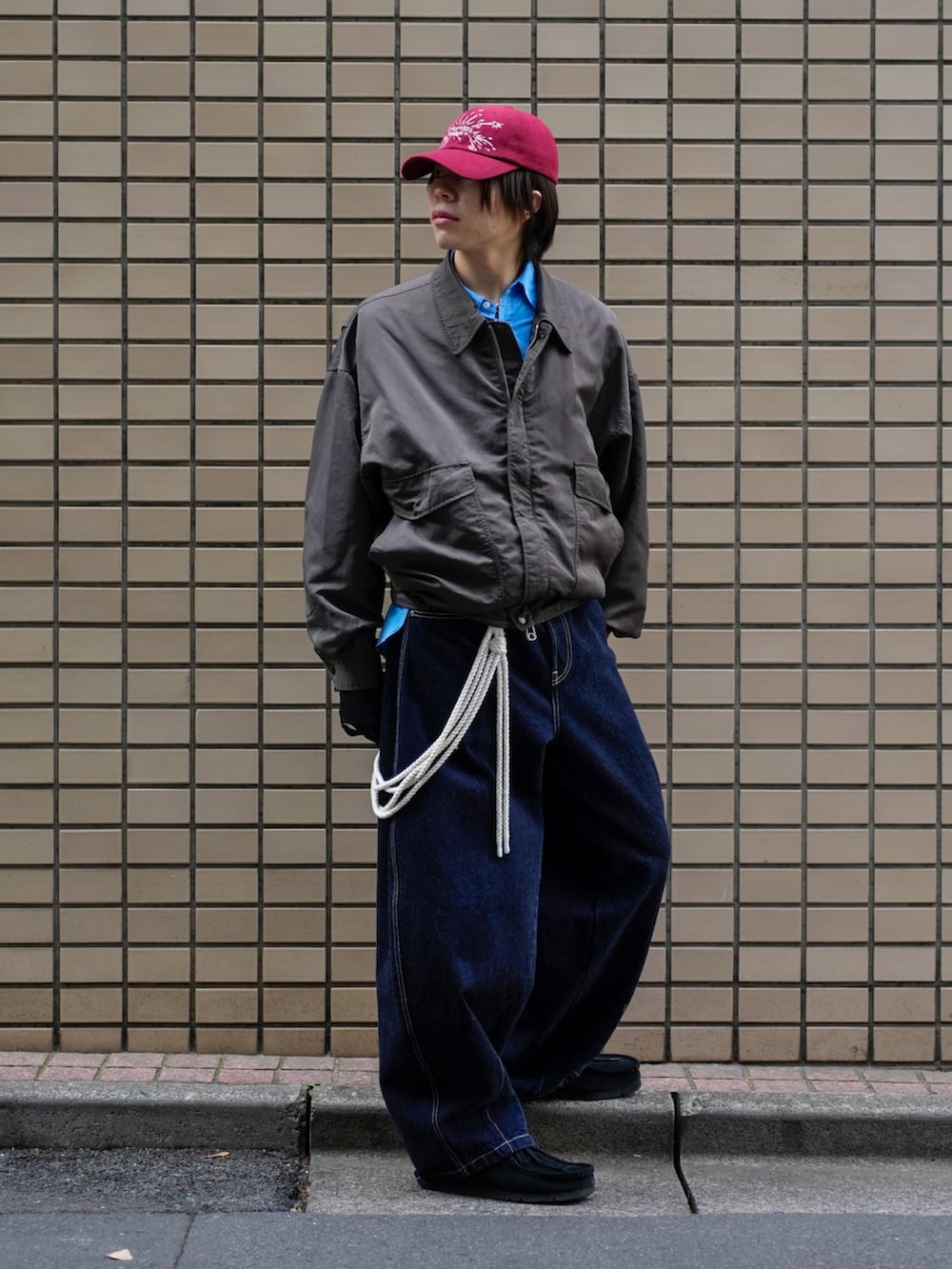 ブルー系のシャツ/ブラウス、ブラック系のその他シューズ、グレー系のナイロンジャケットを着用したメンズの冬コーディネートの2枚目の写真