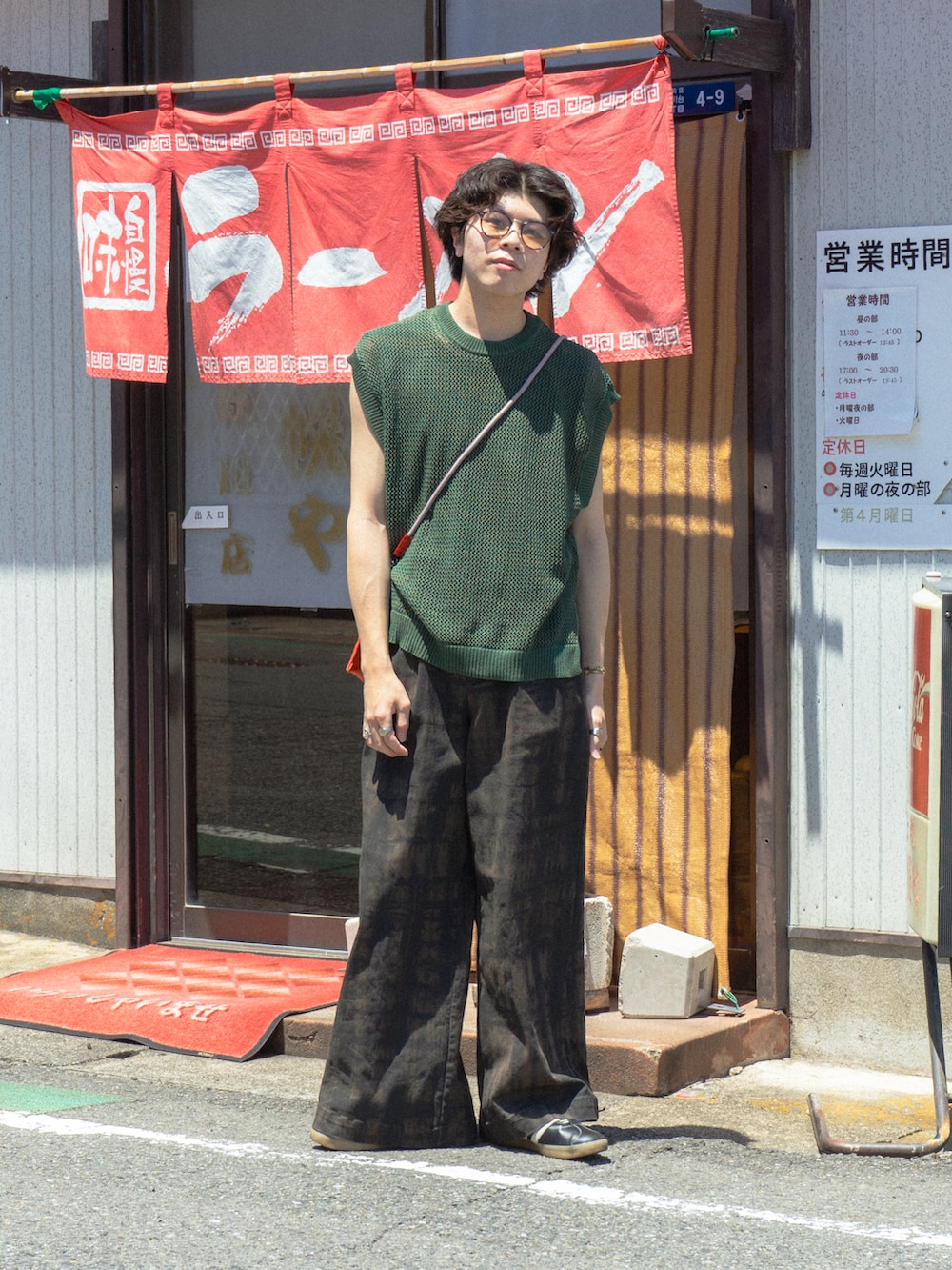 グリーン系のベスト、グリーン系のTシャツ/カットソー、グリーン系のその他パンツを着用したメンズの春コーディネートの2枚目の写真