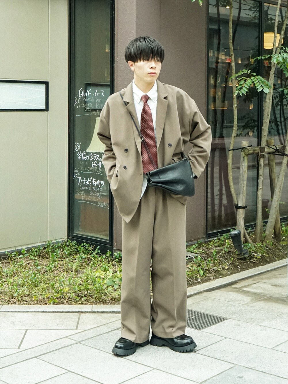 ブラウン系のテーラードジャケット、イエロー系のシャツ/ブラウス、ブラウン系のその他パンツを着用したメンズの春コーディネートの2枚目の写真