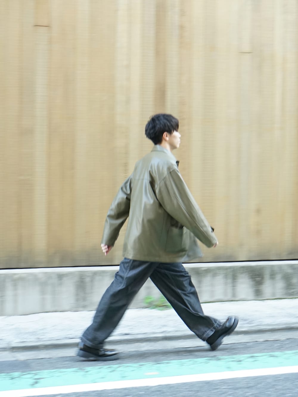 ブラック系のカバーオール、ブルー系のシャツ/ブラウス、グレー系のデニムパンツを着用したメンズの秋コーディネートの4枚目の写真