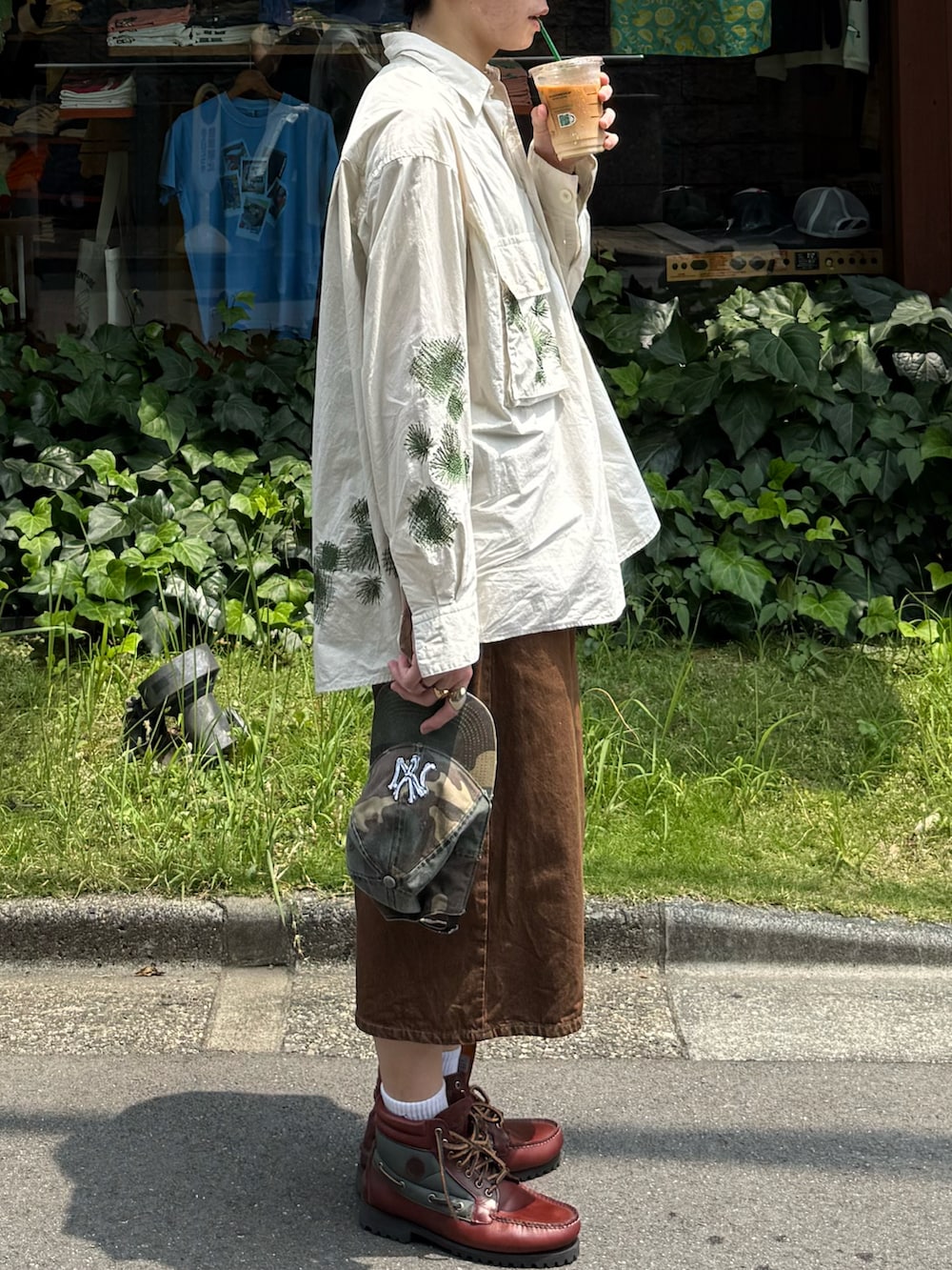 ブラウン系のデニムパンツ、ブラウン系のブーツ、ホワイト系のシャツ/ブラウスを着用したメンズの夏コーディネートの4枚目の写真