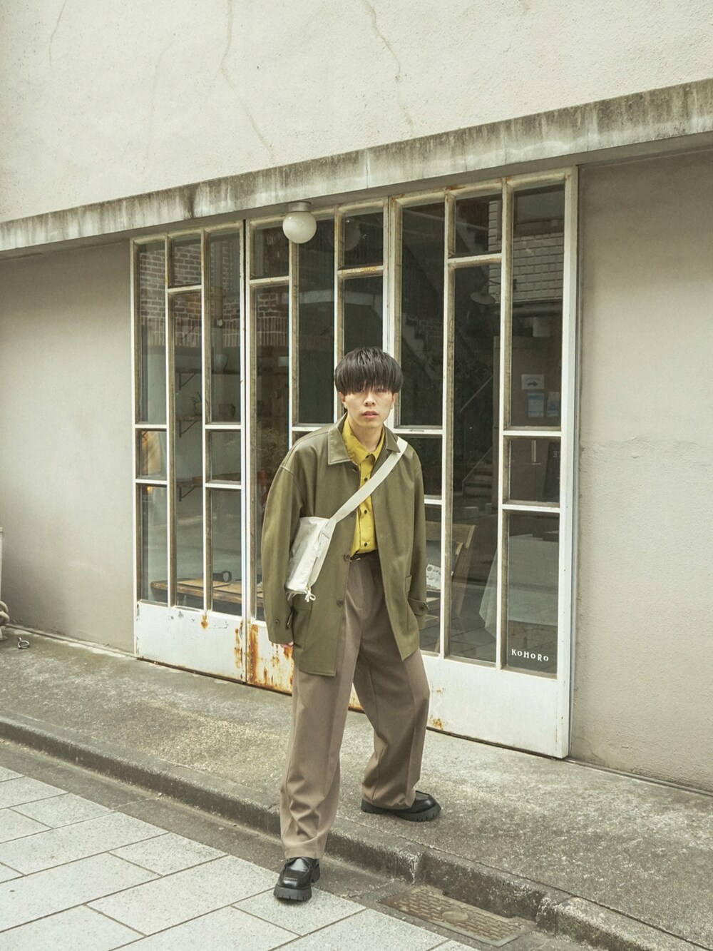 グリーン系のカバーオール、イエロー系のシャツ/ブラウス、ブラウン系のその他パンツを着用したメンズの春コーディネートの4枚目の写真