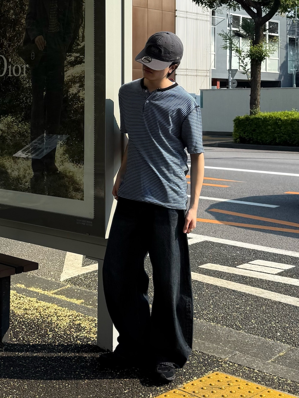 その他のTシャツ/カットソー、ブルー系のデニムパンツ、ブラック系のスニーカーを着用したメンズの夏コーディネートの4枚目の写真