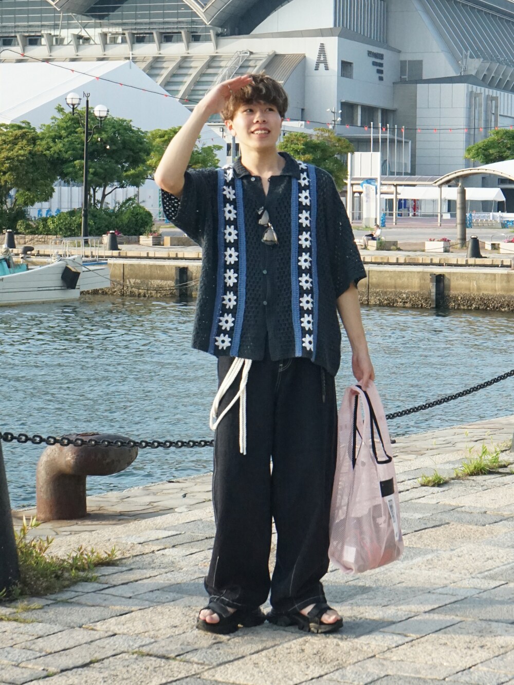 ブルー系のシャツ/ブラウス、ブルー系のデニムパンツ、ピンク系のトートバッグを着用したメンズの夏コーディネートの2枚目の写真