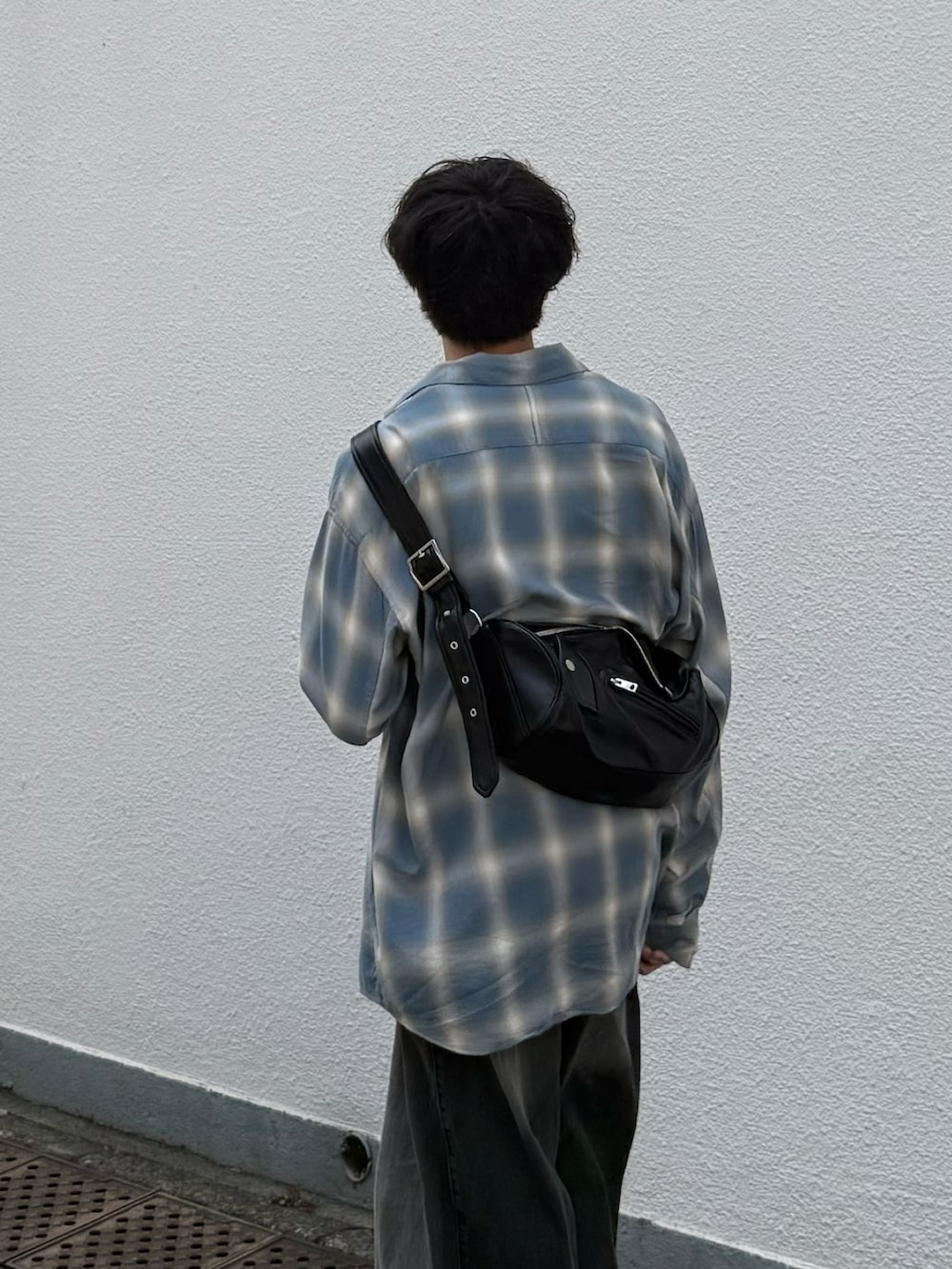 ブルー系のシャツ/ブラウス、ブルー系のタンクトップ、ブラック系のショルダーバッグを着用したメンズの秋コーディネートの3枚目の写真