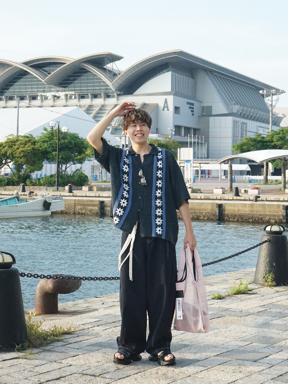 ブルー系のシャツ/ブラウス、ブルー系のデニムパンツ、ピンク系のトートバッグを着用したメンズの夏コーディネートの3枚目の写真