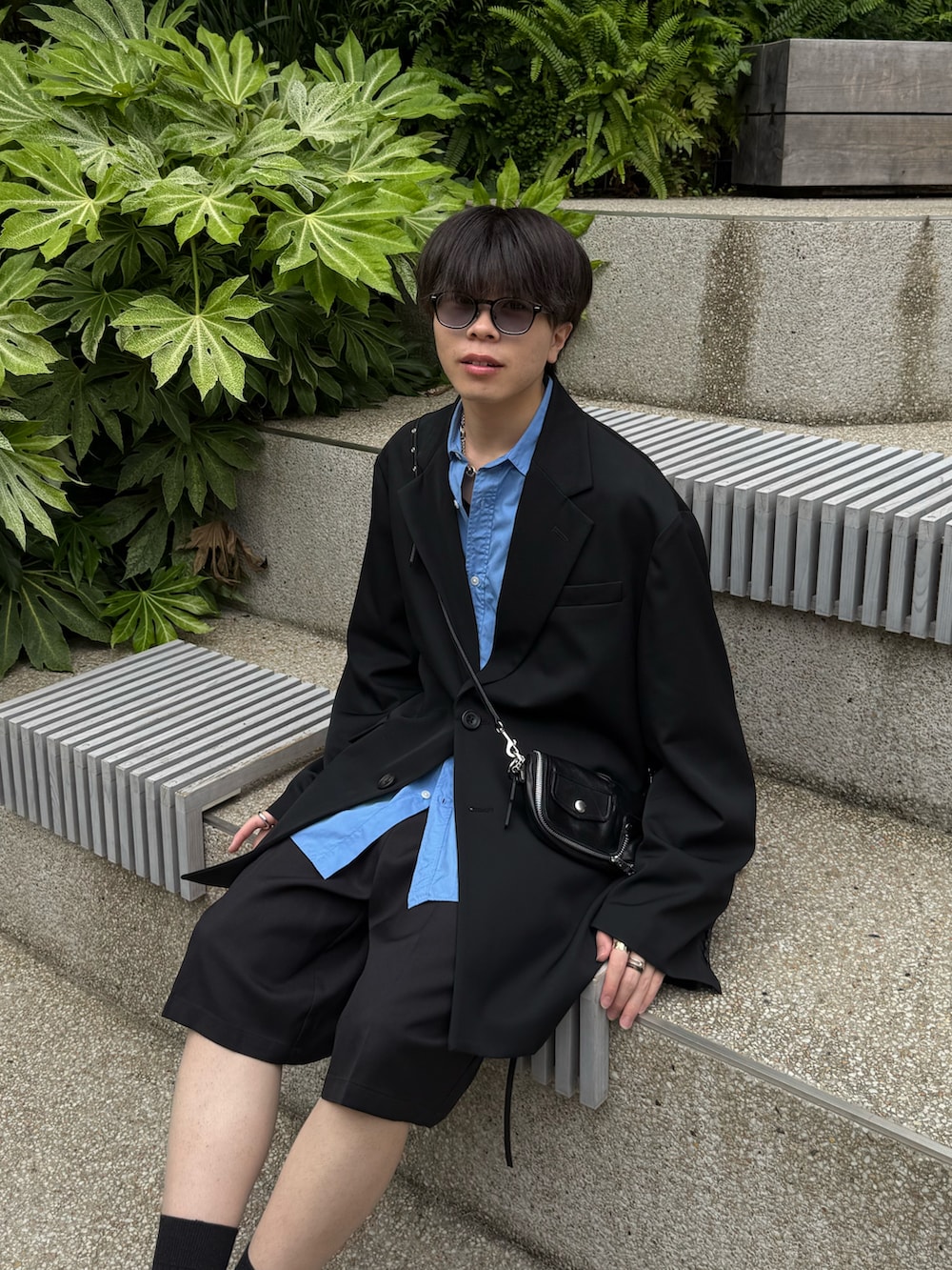 ブラック系のテーラードジャケット、ブルー系のシャツ/ブラウス、ブラック系のその他パンツを着用したメンズの春コーディネートの4枚目の写真