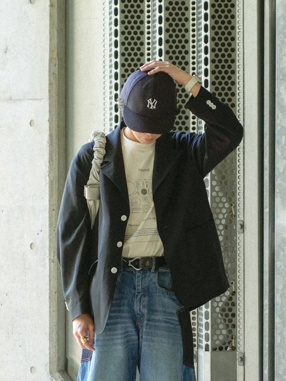 ブラック系のテーラードジャケット、その他のTシャツ/カットソー、ブルー系のデニムパンツを着用したメンズの春コーディネートの4枚目の写真