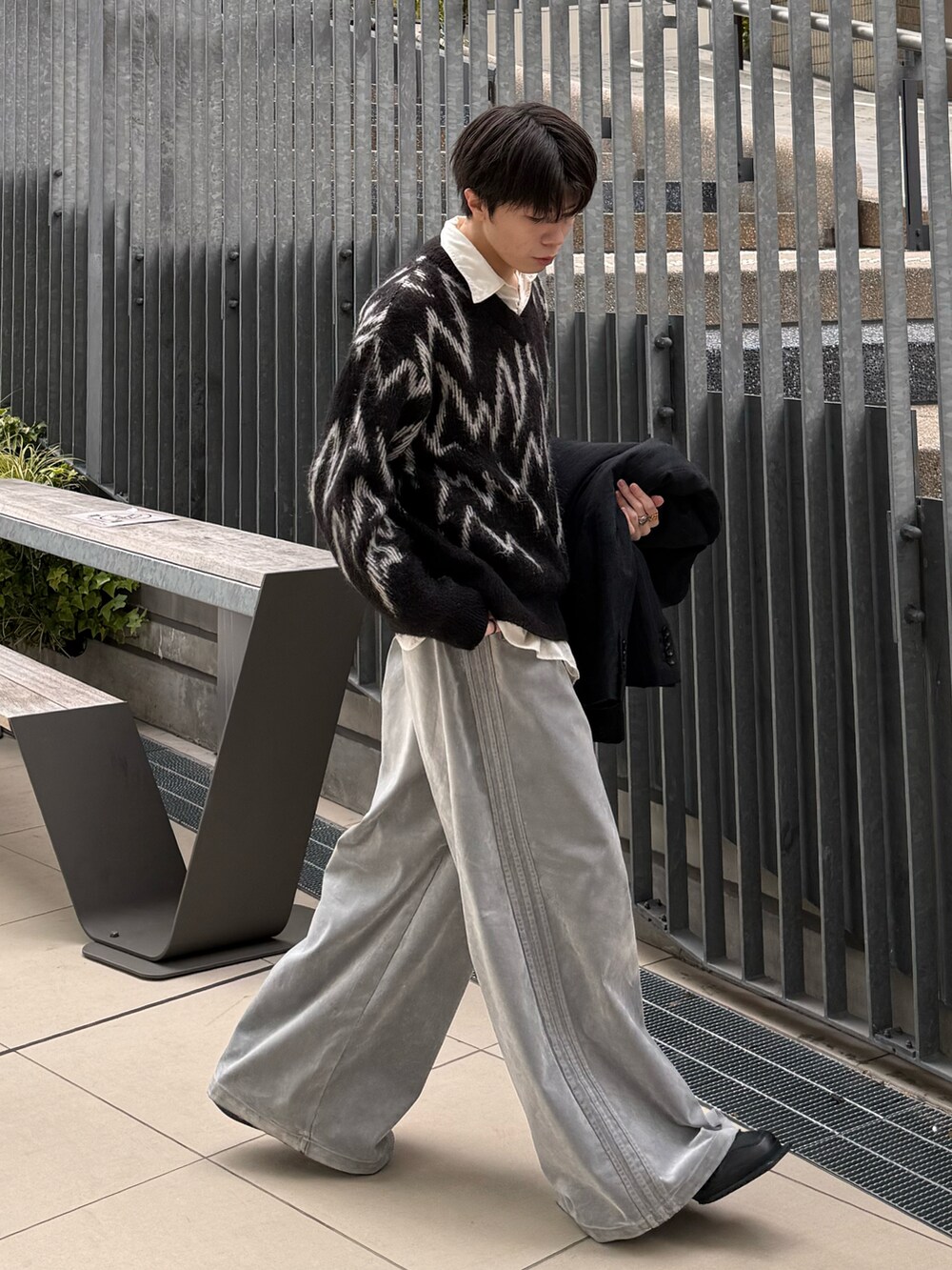 グレー系のスウェットパンツ、ブラック系のスニーカー、ブラック系のジャケット/アウターを着用したメンズの冬コーディネートの2枚目の写真