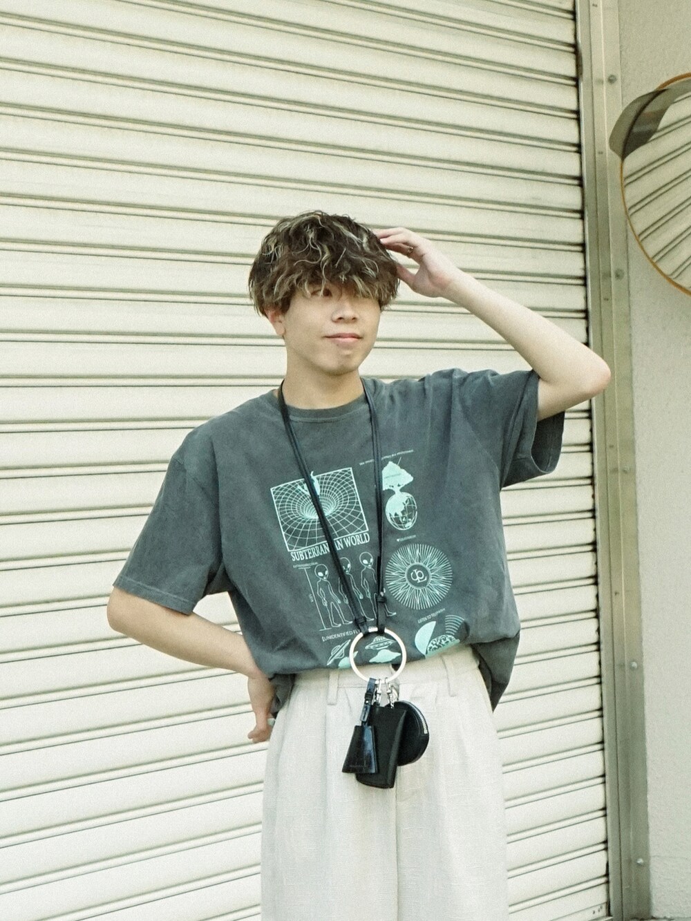 グレー系のTシャツ/カットソー、ベージュ系のその他パンツ、ブラック系のショルダーバッグを着用したメンズの夏コーディネートの4枚目の写真
