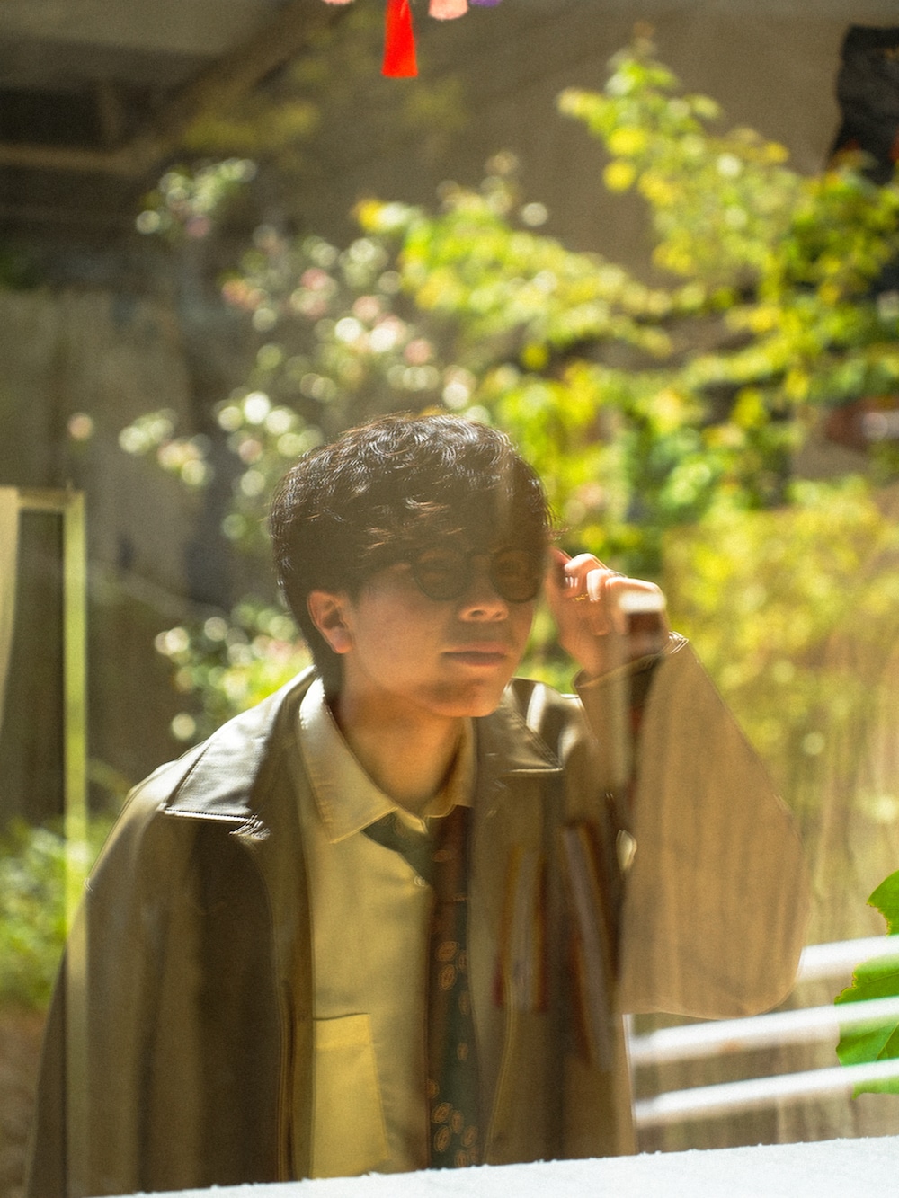 ブラック系のカバーオール、イエロー系のシャツ/ブラウス、グレー系のスラックスを着用したメンズの春コーディネートの4枚目の写真