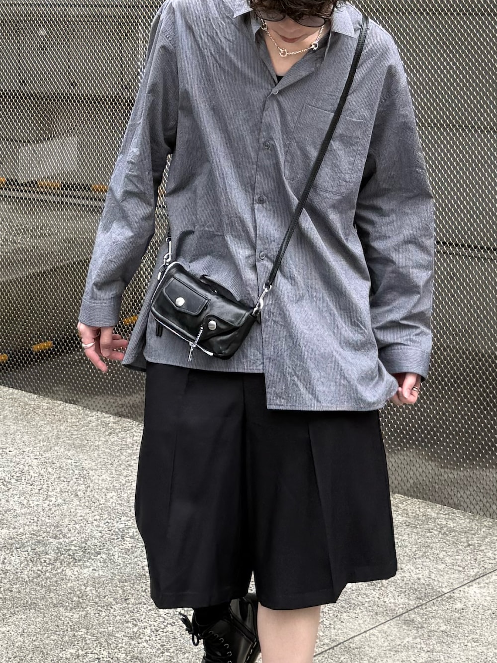 ブルー系のシャツ/ブラウス、ブラック系のその他パンツ、ブラック系のブーツを着用したメンズの夏コーディネートの4枚目の写真