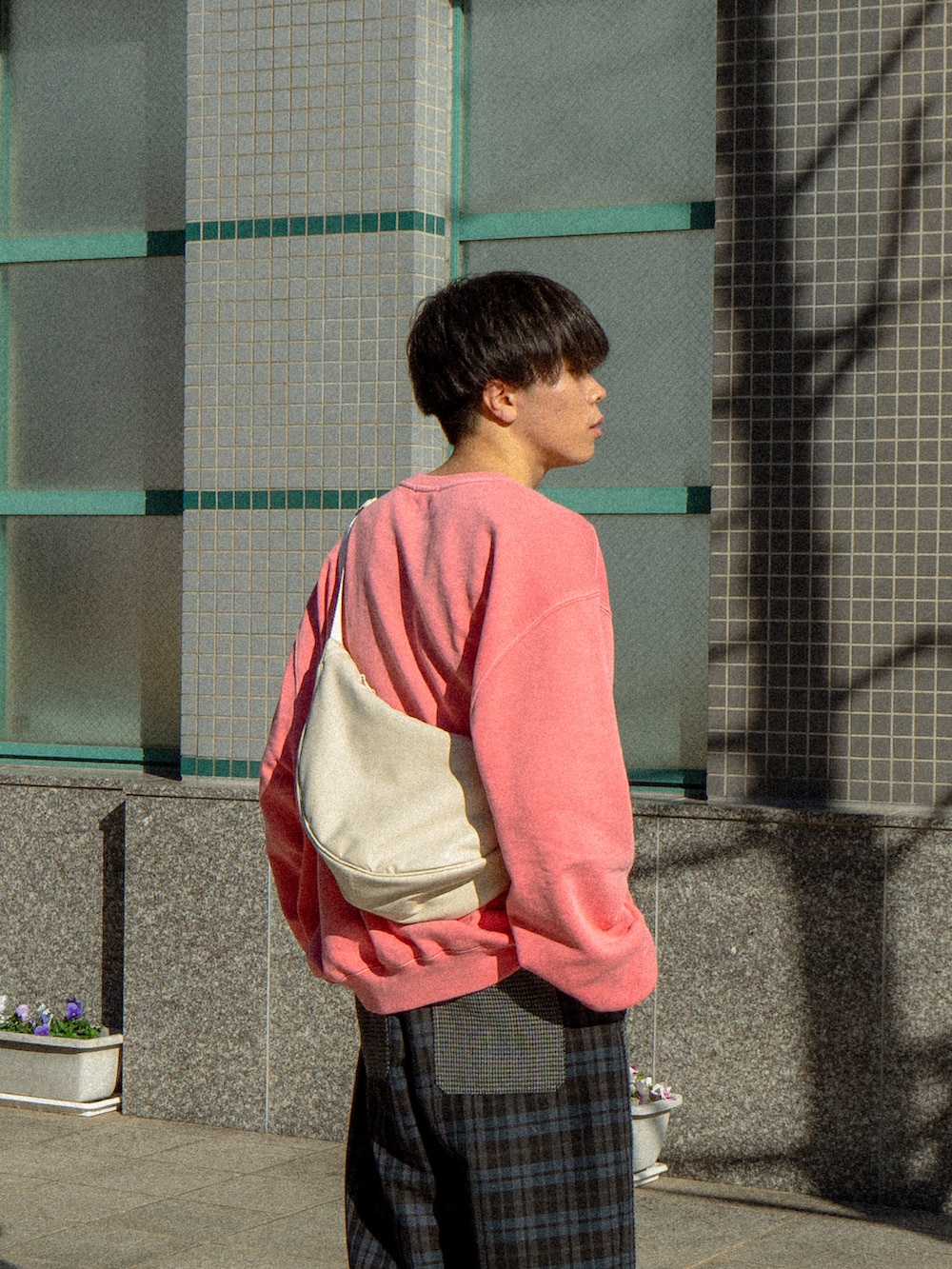 ピンク系のスウェット、ブラック系のその他パンツ、ブラック系のドレスシューズを着用したメンズの冬コーディネートの4枚目の写真