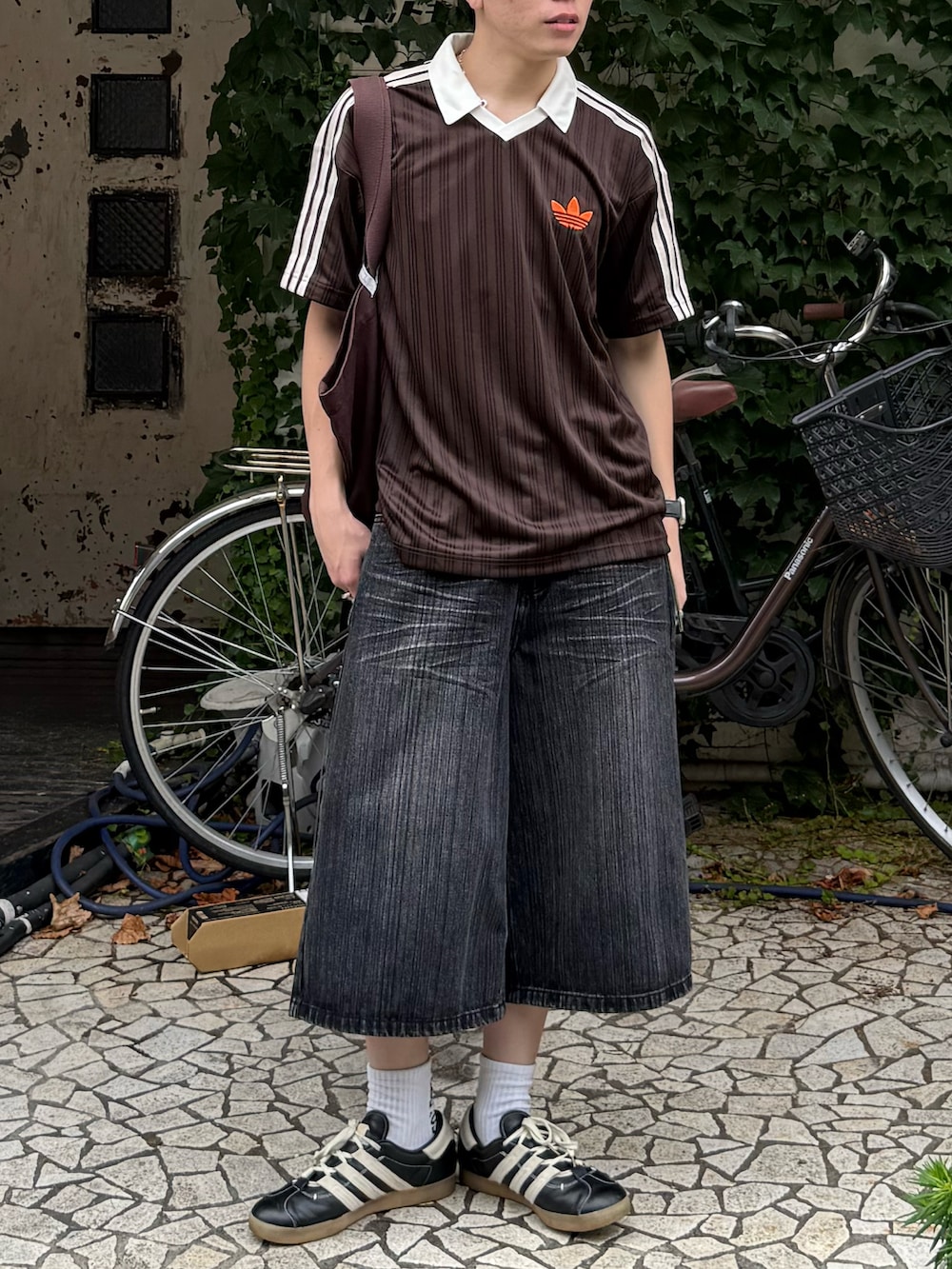 ブラウン系のTシャツ/カットソー、グレー系のデニムパンツ、ブラウン系のトートバッグを着用したメンズの夏コーディネートの5枚目の写真