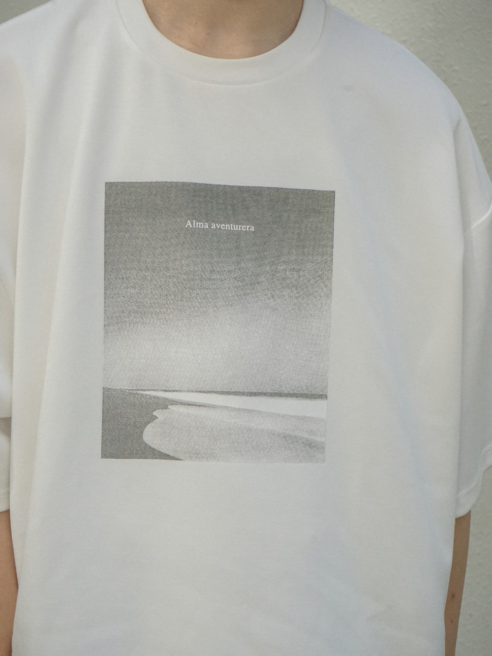 ホワイト系のTシャツ/カットソー、ブラック系のその他パンツ、ブラック系のショルダーバッグを着用したメンズの夏コーディネートの4枚目の写真