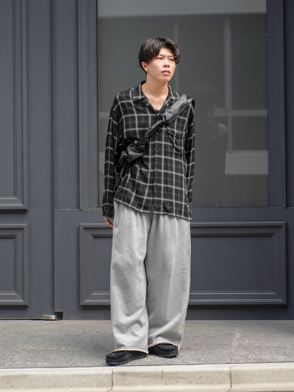 ブラック系のシャツ/ブラウス、グレー系のスウェットパンツ、ブラック系のショルダーバッグを着用したメンズの秋コーディネートの2枚目の写真
