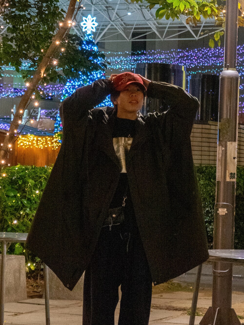 ホワイト系のスウェット、ブラック系のスウェットパンツ、グリーン系のブルゾンを着用したメンズの秋コーディネートの4枚目の写真