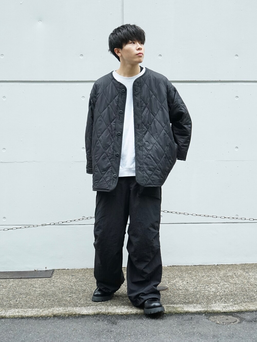 グレー系のスウェット、ブラック系のその他パンツ、ブラック系のローファーを着用したメンズの秋コーディネートの3枚目の写真