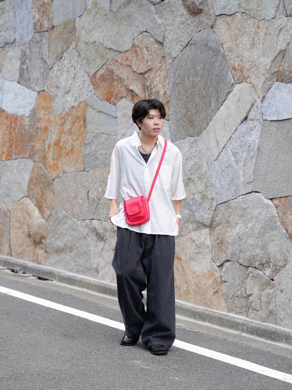 ホワイト系のシャツ/ブラウス、ブラック系のデニムパンツ、レッド系のショルダーバッグを着用したメンズの秋コーディネートの3枚目の写真