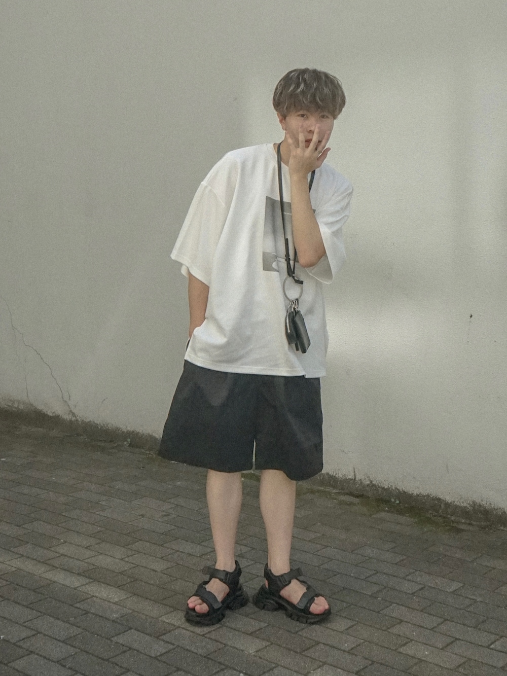 ホワイト系のTシャツ/カットソー、ブラック系のその他パンツ、ブラック系のショルダーバッグを着用したメンズの夏コーディネートの2枚目の写真