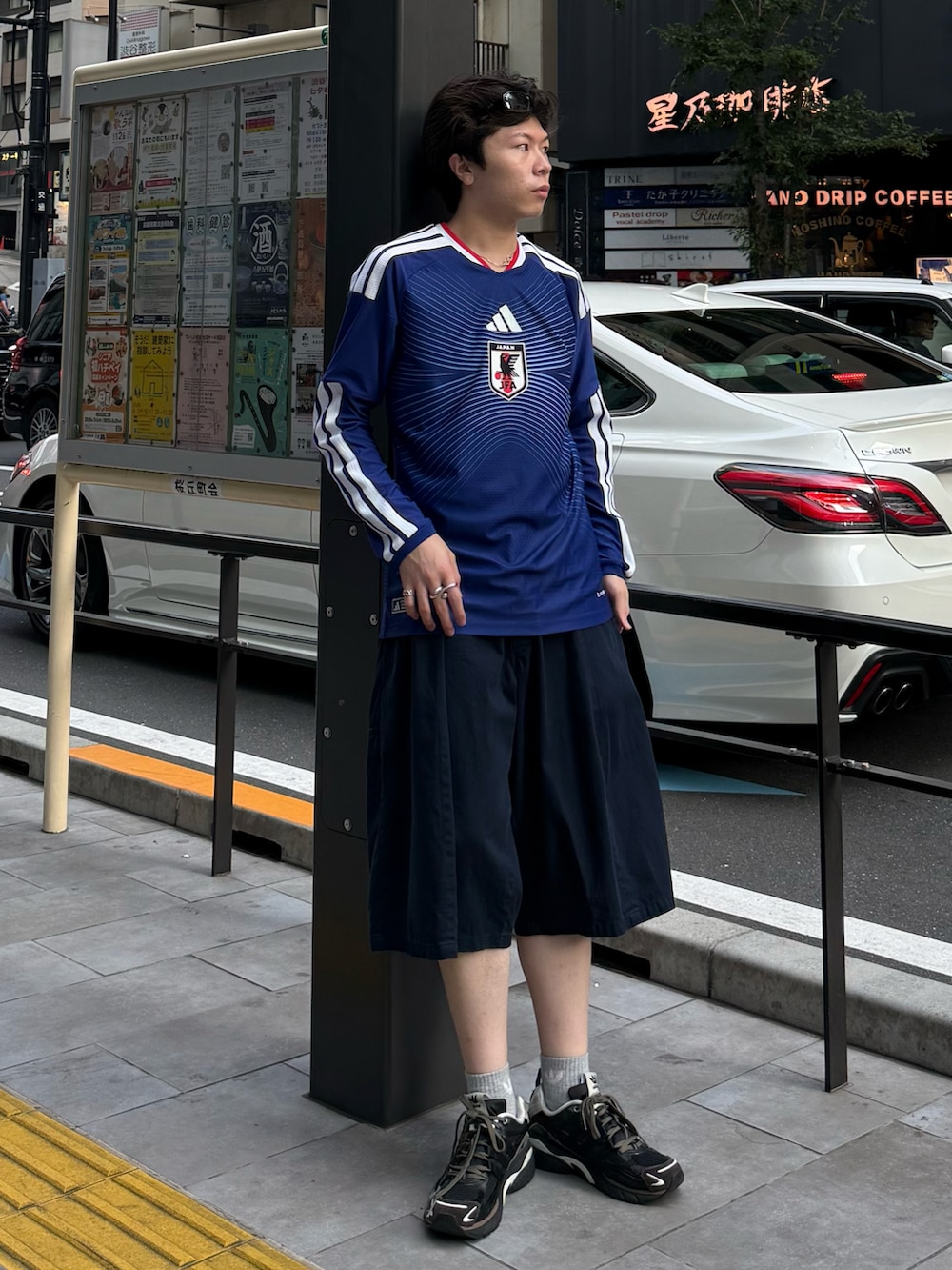 ブルー系のTシャツ/カットソー、ブルー系のその他パンツ、ブラウン系のスニーカーを着用したメンズの夏コーディネートの2枚目の写真
