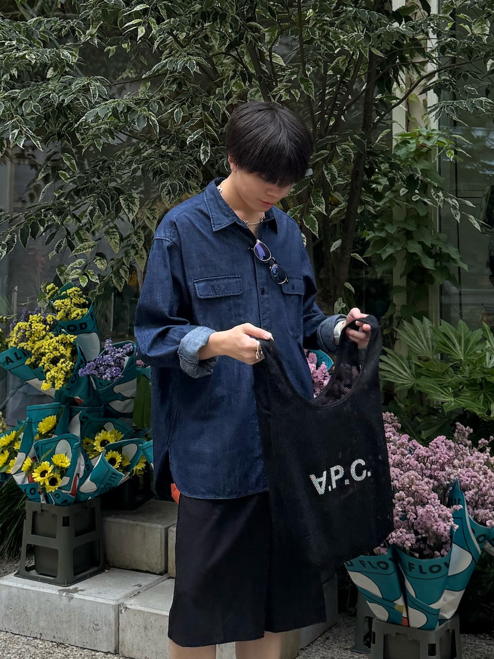 ブルー系のシャツ/ブラウス、ブラック系のその他パンツ、ブラック系のショルダーバッグを着用したメンズの夏コーディネートの3枚目の写真