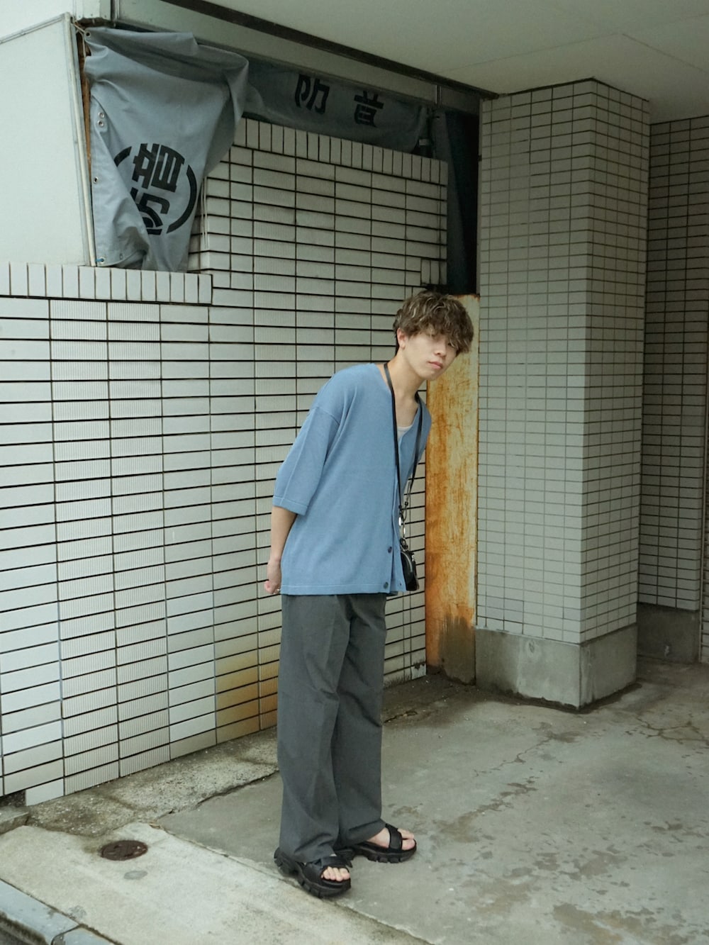 ブルー系のカーディガン/ボレロ、ブラック系のスラックス、ブラック系のショルダーバッグを着用したメンズの夏コーディネートの3枚目の写真