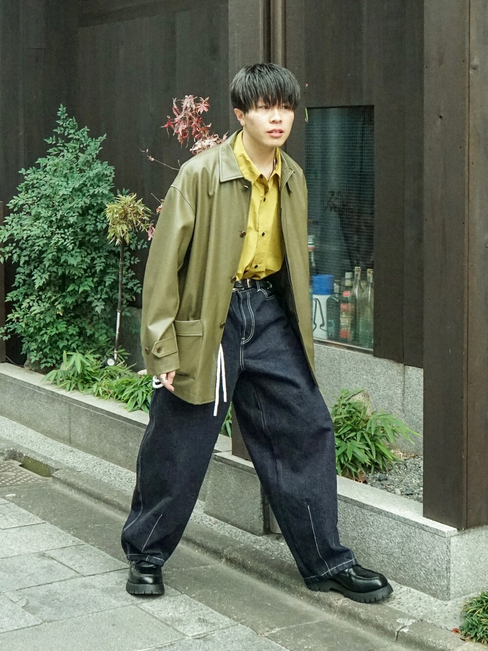 グリーン系のカバーオール、イエロー系のシャツ/ブラウス、ブルー系のデニムパンツを着用したメンズの冬コーディネートの2枚目の写真