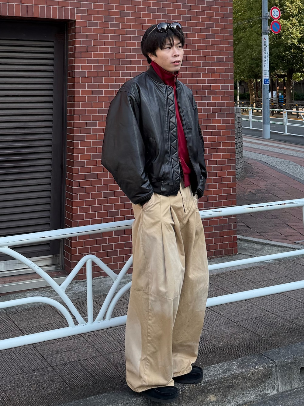 レッド系のその他トップス、ブラウン系のMA-1、ベージュ系のチノパンツを着用したメンズの冬コーディネートの2枚目の写真