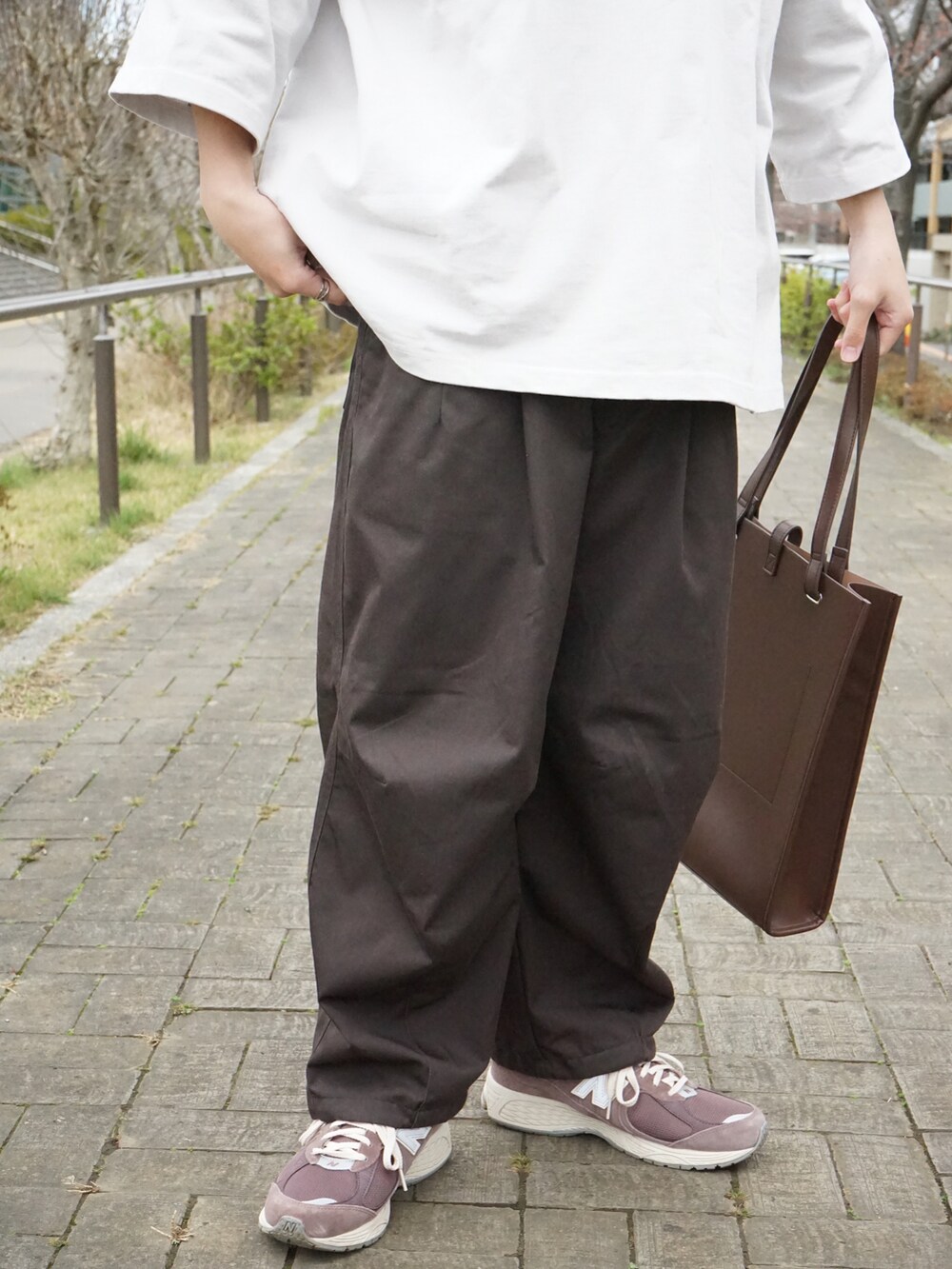 グレー系のTシャツ/カットソー、ブラウン系のカーゴパンツ、ブラウン系のトートバッグを着用したメンズの春コーディネートの5枚目の写真