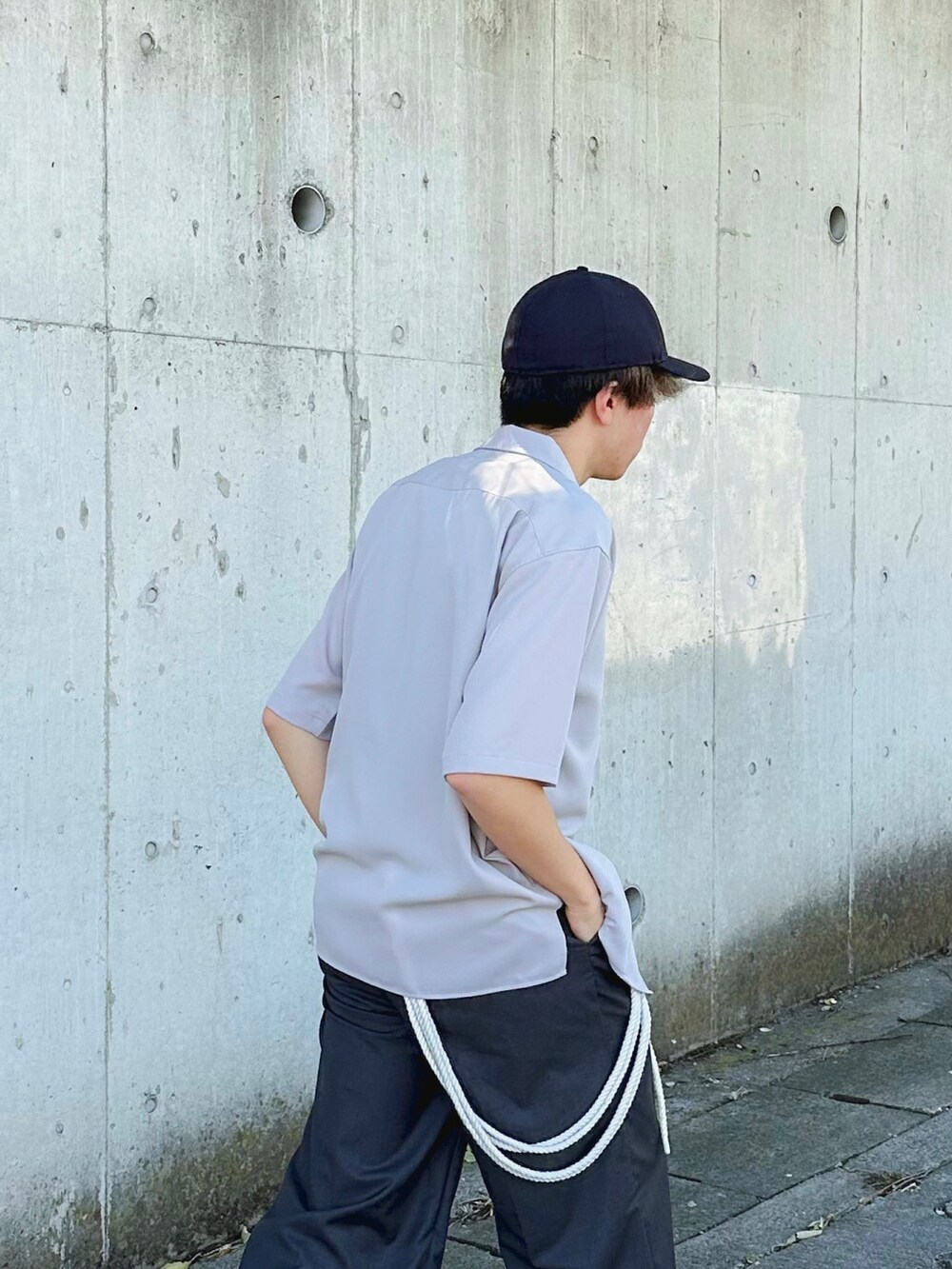 ベージュ系のシャツ/ブラウス、グレー系のスラックス、ブラック系のローファーを着用したメンズの夏コーディネートの4枚目の写真