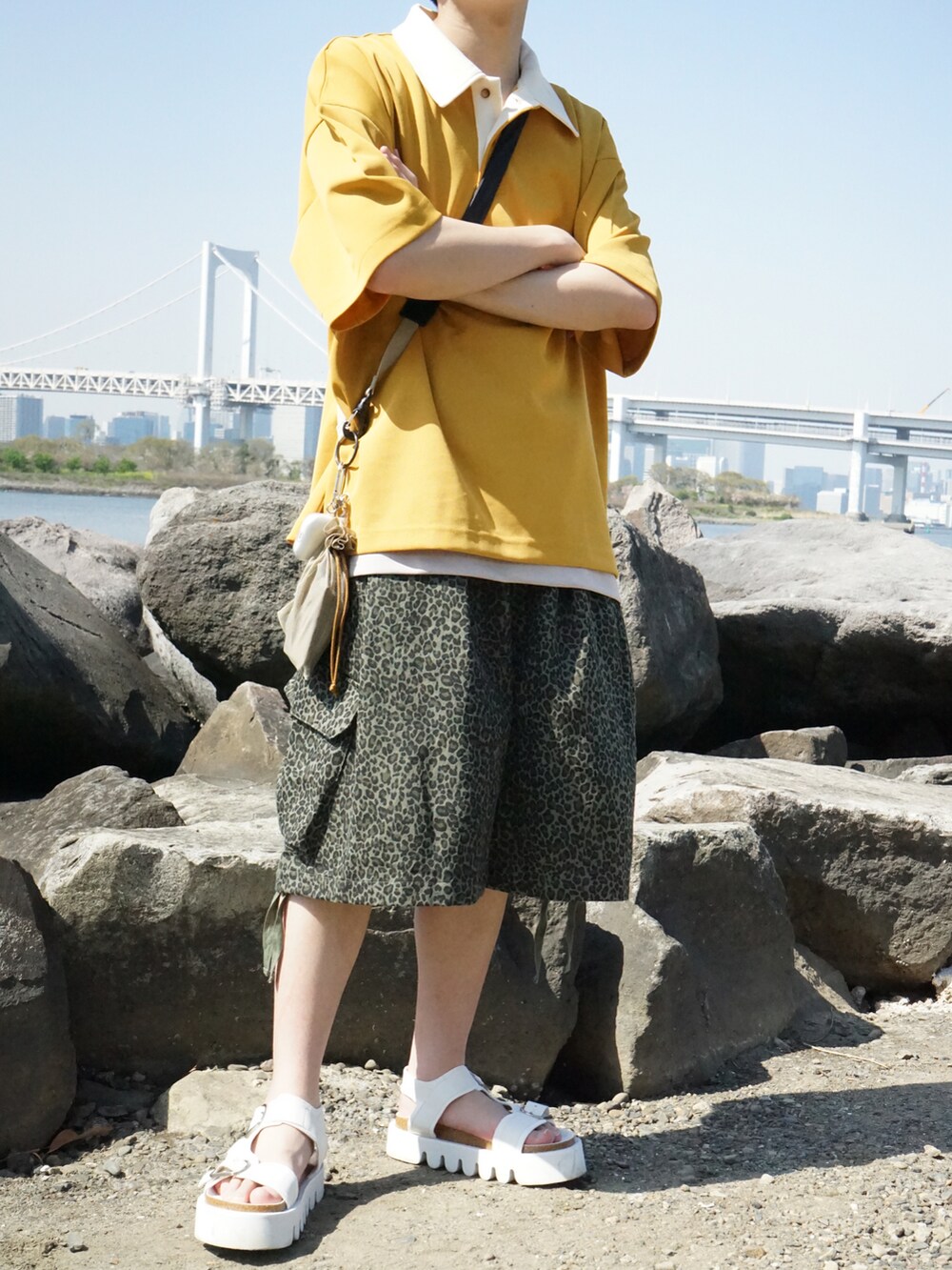 イエロー系のポロシャツ、グリーン系のその他パンツ、ホワイト系のサンダルを着用したメンズの春コーディネートの5枚目の写真