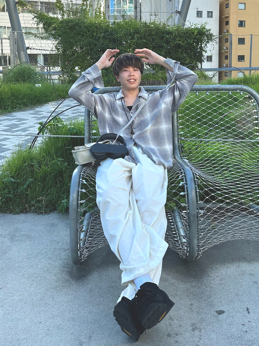 ホワイト系のシャツ/ブラウス、ホワイト系のカーゴパンツ、ブラック系のその他シューズを着用したメンズの夏コーディネートの2枚目の写真