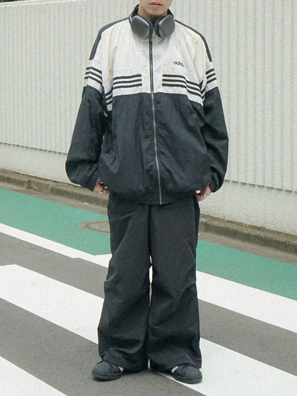 ブラック系のその他パンツ、ブラック系のスニーカー、ブルー系のその他を着用したメンズの夏コーディネートの5枚目の写真