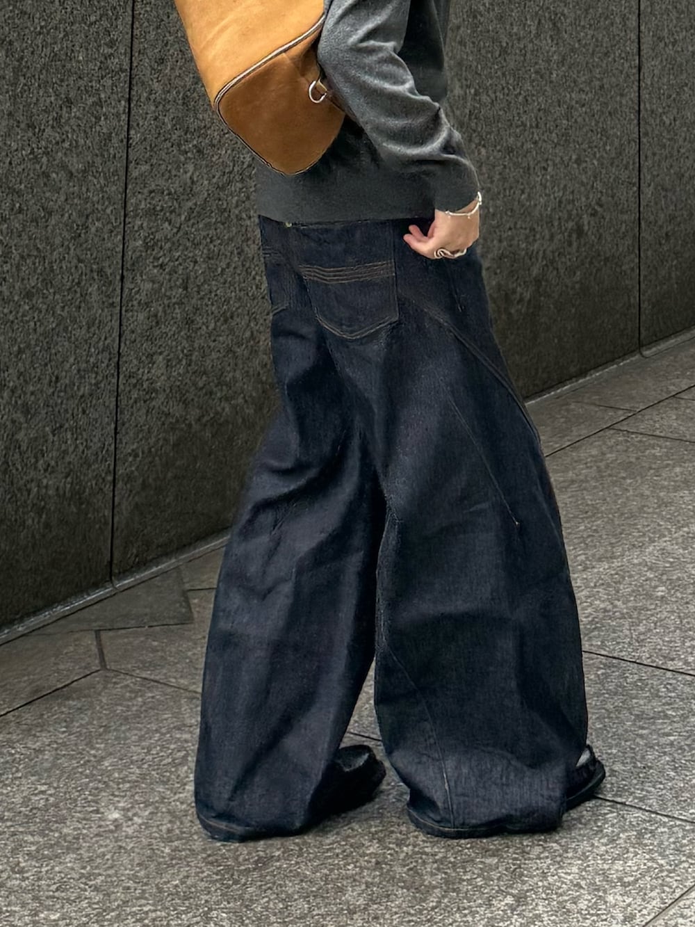 グレー系のシャツ/ブラウス、ブルー系のデニムパンツ、ベージュ系のバッグを着用したメンズの秋コーディネートの3枚目の写真