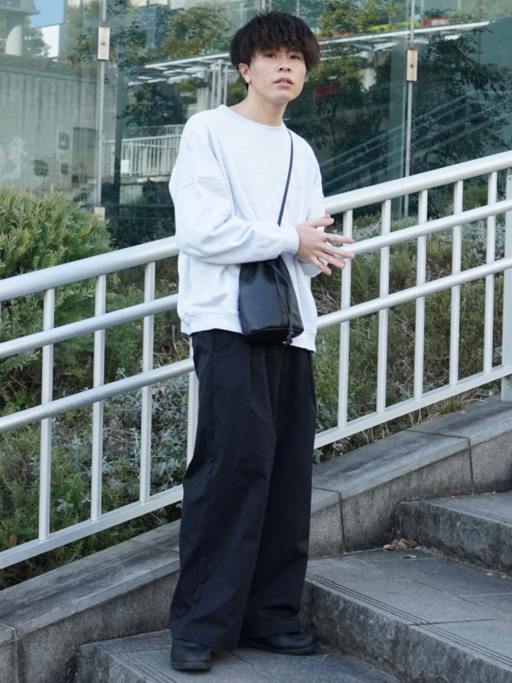 グレー系のスウェット、ブラック系のその他パンツ、ブラック系のショルダーバッグを着用したメンズの春コーディネートの2枚目の写真