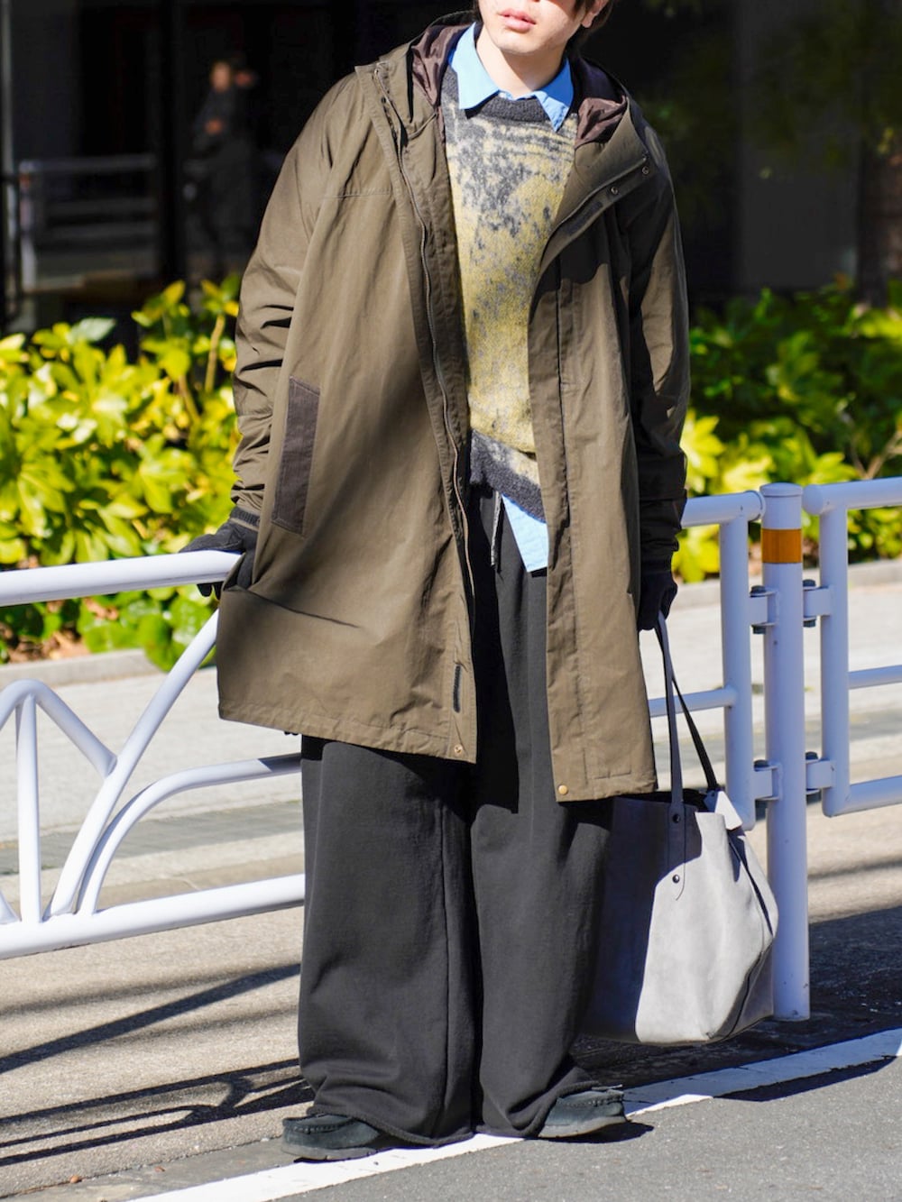 ブラック系のスウェットパンツ、ブラック系のその他シューズ、グリーン系のブルゾンを着用したメンズの冬コーディネートの5枚目の写真