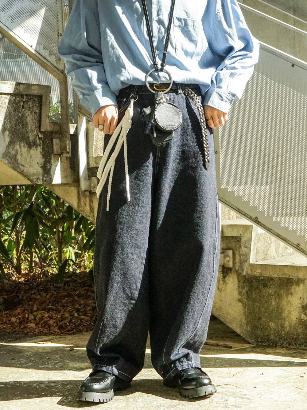 ブルー系のシャツ/ブラウス、ブルー系のデニムパンツ、ブラック系のショルダーバッグを着用したメンズの春コーディネートの4枚目の写真