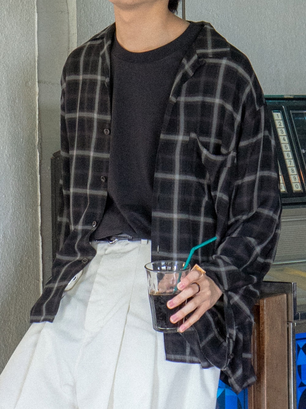 ブラック系のシャツ/ブラウス、ブラック系のTシャツ/カットソー、ホワイト系のチノパンツを着用したメンズの夏コーディネートの5枚目の写真