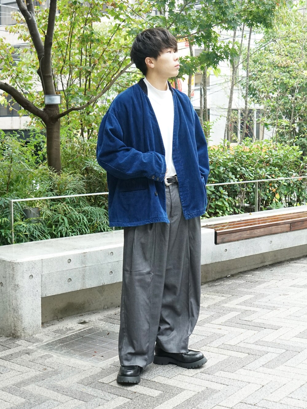 ブルー系のテーラードジャケット、グレー系のスラックス、ブラック系のローファーを着用したメンズの秋コーディネートの4枚目の写真