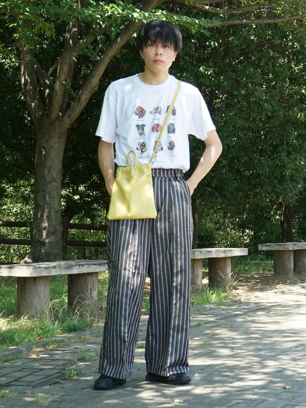 ホワイト系のTシャツ/カットソー、ブラック系のその他パンツ、イエロー系のショルダーバッグを着用したメンズの夏コーディネートの3枚目の写真
