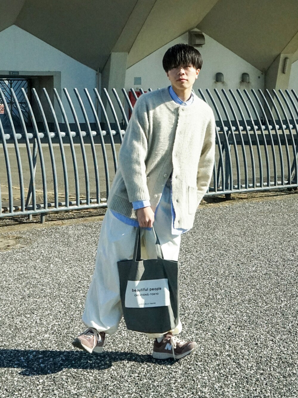 ホワイト系のカーディガン/ボレロ、その他のシャツ/ブラウス、ホワイト系のカーゴパンツを着用したメンズの冬コーディネートの4枚目の写真