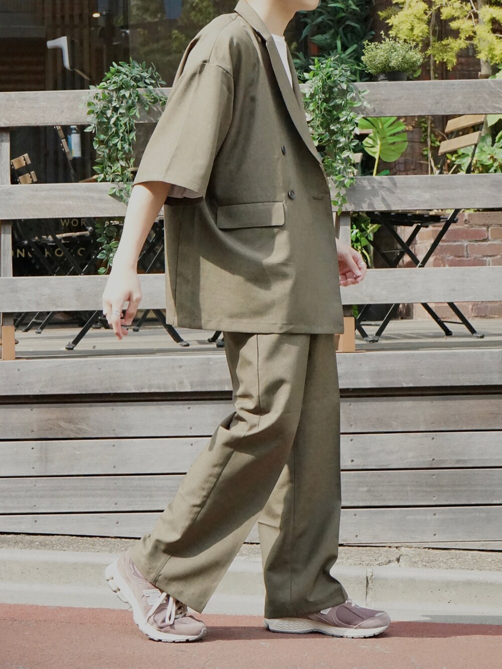 グリーン系のその他トップス、グレー系のTシャツ/カットソー、グリーン系のその他パンツを着用したメンズの春コーディネートの4枚目の写真