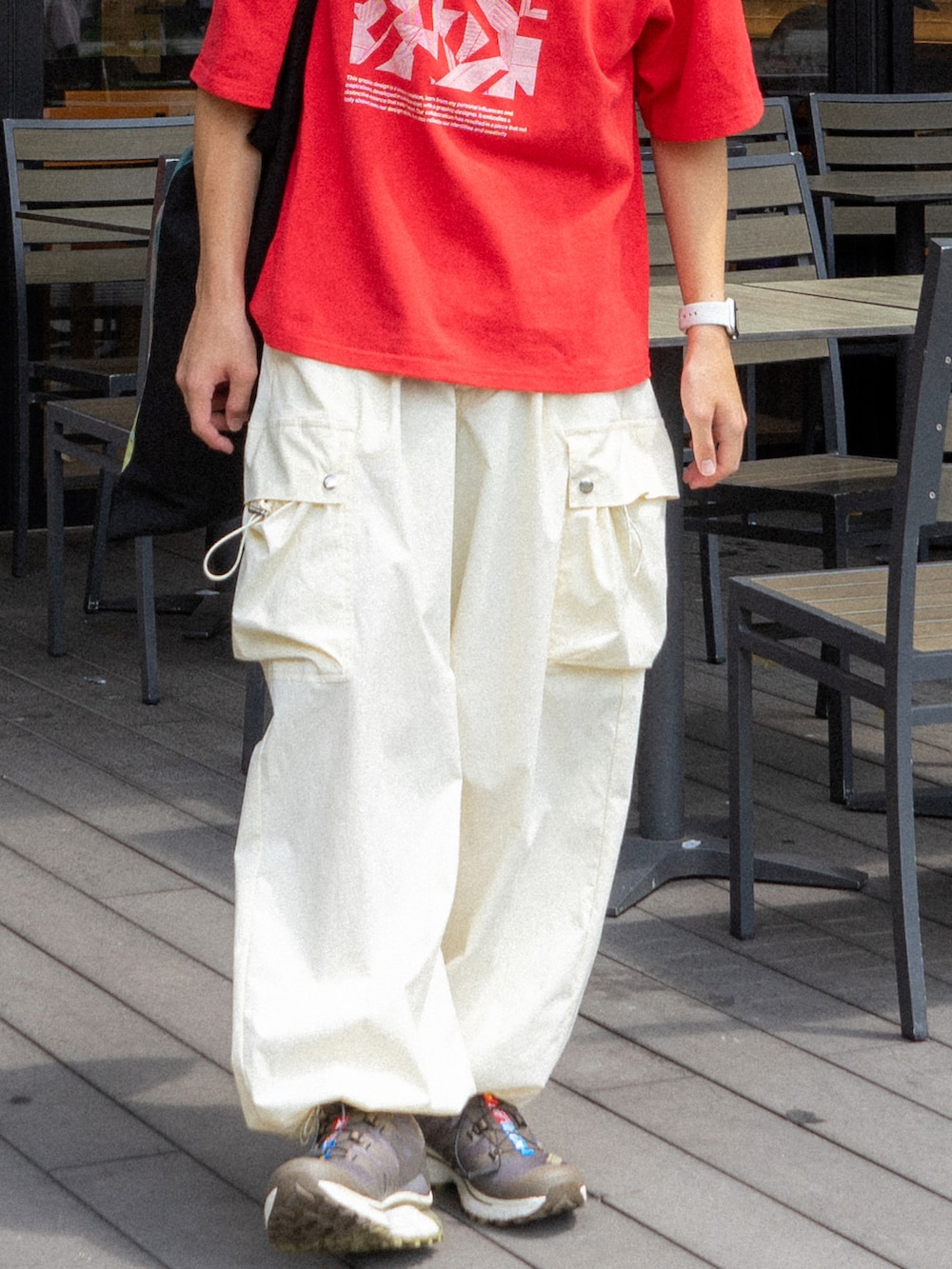 その他のTシャツ/カットソー、ホワイト系のカーゴパンツ、ブラック系のトートバッグを着用したメンズの夏コーディネートの3枚目の写真